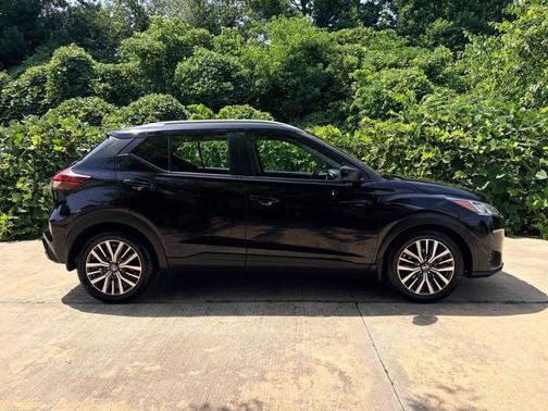 Super Black 2021 Nissan Kicks SV