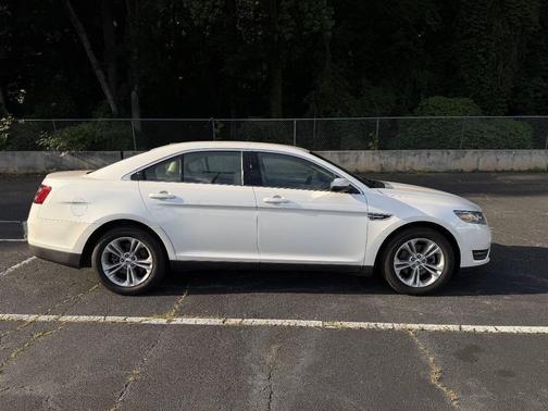Oxford White 2015 Ford Taurus SEL