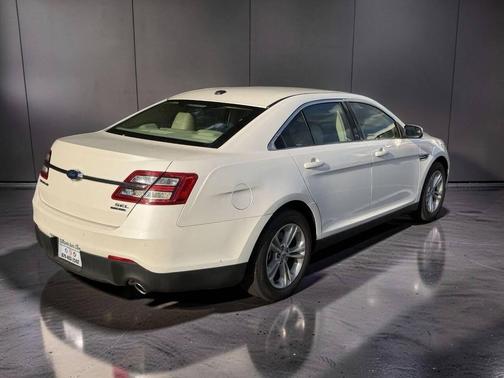 Oxford White 2015 Ford Taurus SEL