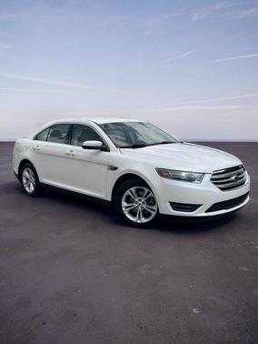 Oxford White 2015 Ford Taurus SEL