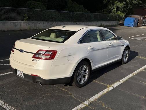 Oxford White 2015 Ford Taurus SEL