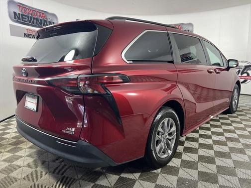 2021 Toyota Sienna XLE 8 Passenger