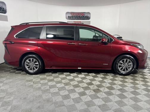 2021 Toyota Sienna XLE 8 Passenger