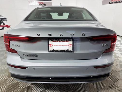 2024 Volvo S60 B5 Core Dark Theme