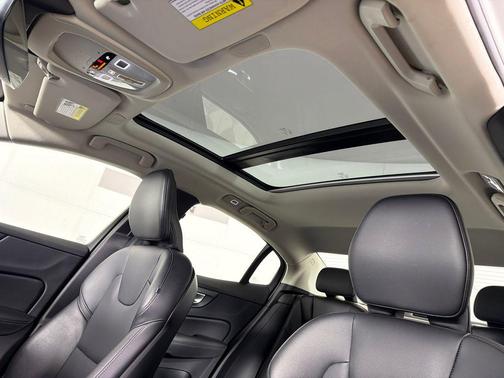 2024 Volvo S60 B5 Core Dark Theme