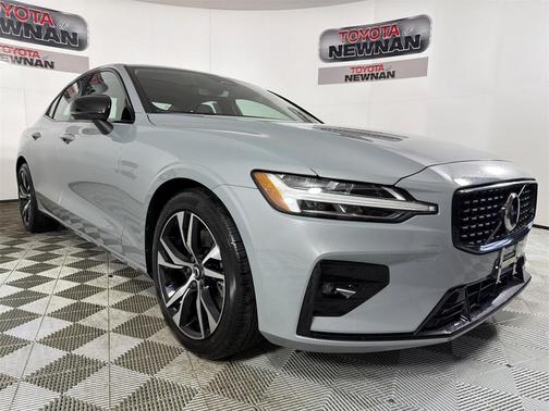 2024 Volvo S60 B5 Core Dark Theme