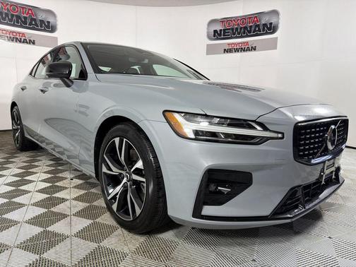 2024 Volvo S60 B5 Core Dark Theme