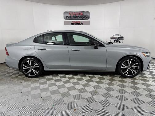 2024 Volvo S60 B5 Core Dark Theme