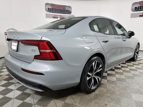 2024 Volvo S60 B5 Core Dark Theme