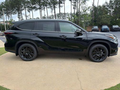 Midnight Black Metallic 2026 Toyota Highlander Platinum