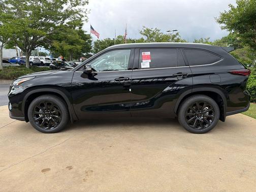 Midnight Black Metallic 2026 Toyota Highlander Platinum