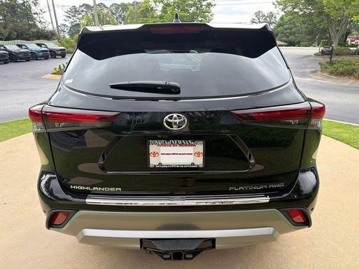 Midnight Black Metallic 2026 Toyota Highlander Platinum