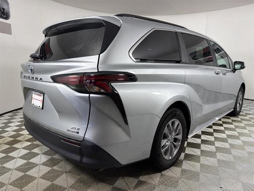 2024 Toyota Sienna XLE