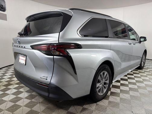 2024 Toyota Sienna XLE