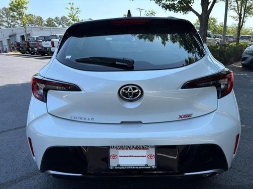 Wind Chill Pearl/Midnight Black Metallic 2026 Toyota Corolla XSE