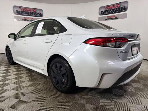 Pearl 2022 Toyota Corolla LE