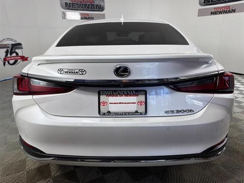 2025 Lexus ES 300h Base