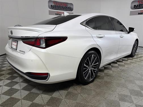 2025 Lexus ES 300h Base