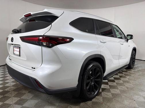 Wind Chill Pearl 2024 Toyota Highlander XLE