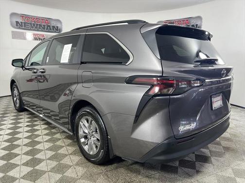 2024 Toyota Sienna XLE 8 Passenger