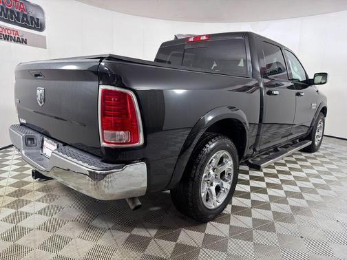 Brilliant Black Crystal Pearlcoat 2017 RAM 1500 Laramie