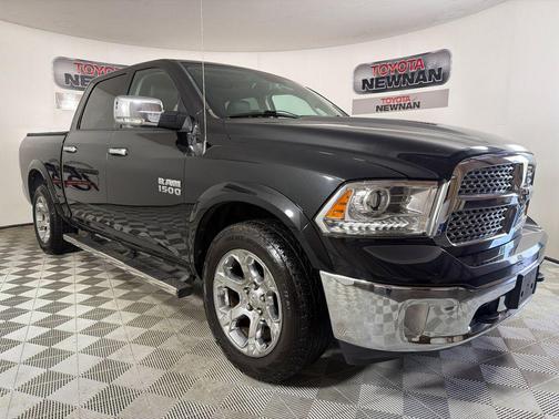 Brilliant Black Crystal Pearlcoat 2017 RAM 1500 Laramie