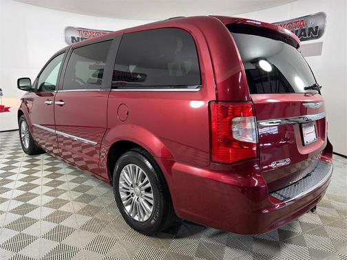 2016 Chrysler Town & Country Touring-L