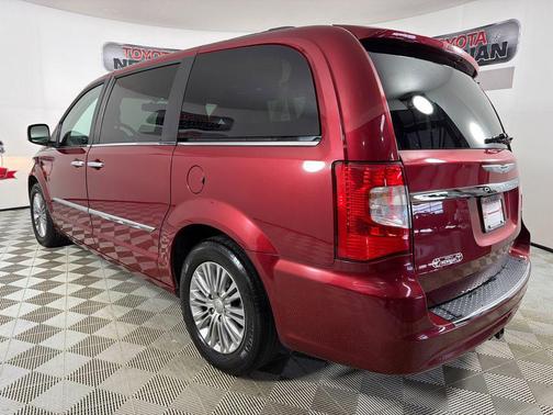 2016 Chrysler Town & Country Touring-L