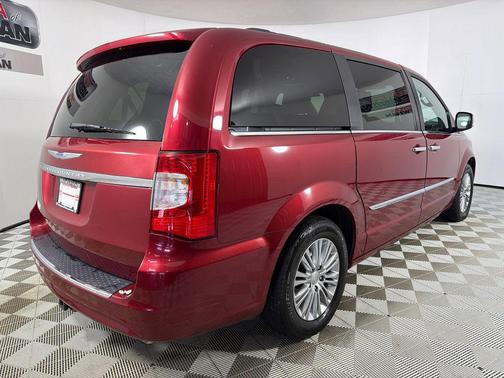 2016 Chrysler Town & Country Touring-L