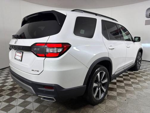 Platinum White Pearl 2023 Honda Pilot AWD Elite