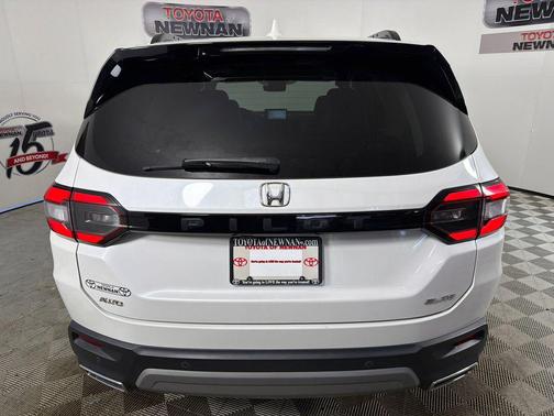 Platinum White Pearl 2023 Honda Pilot AWD Elite