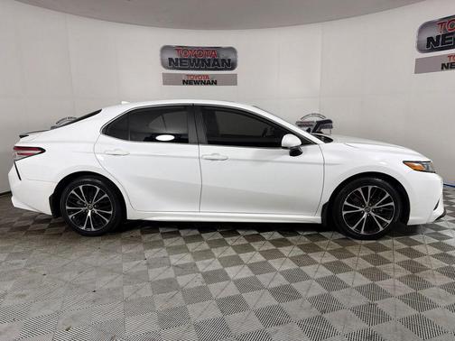 Super White 2020 Toyota Camry SE