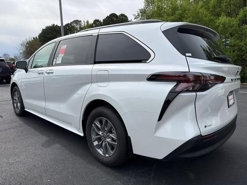 Wind Chill Pearl 2026 Toyota Sienna XLE