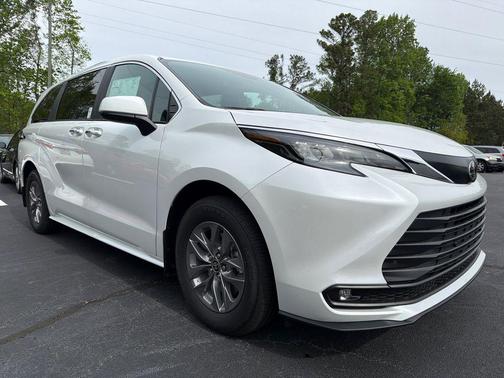 Wind Chill Pearl 2026 Toyota Sienna XLE