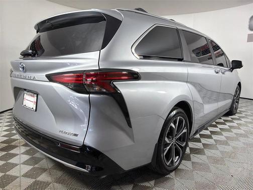 2025 Toyota Sienna Platinum
