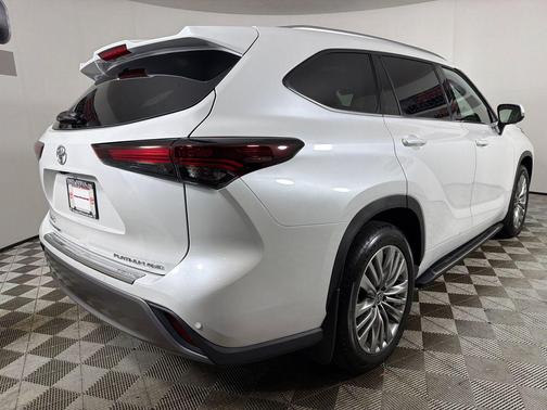 Wind Chill Pearl 2026 Toyota Highlander Platinum