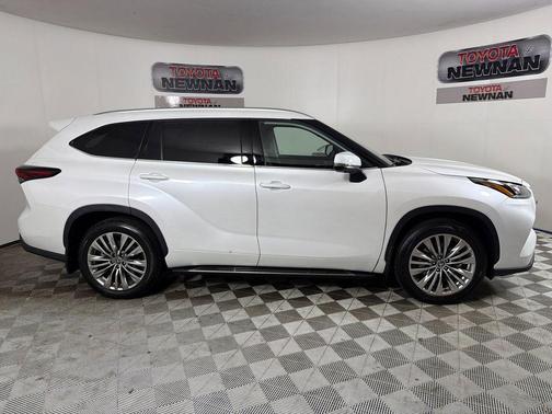 Wind Chill Pearl 2026 Toyota Highlander Platinum