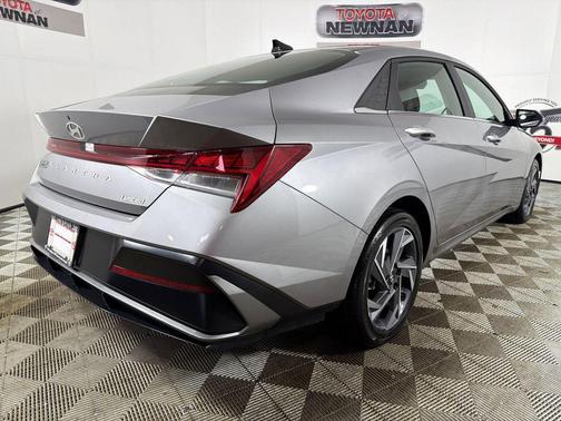 Fluid Metal 2025 Hyundai ELANTRA Limited