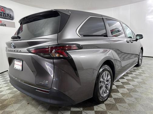 2024 Toyota Sienna LE