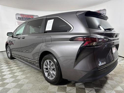 2024 Toyota Sienna LE