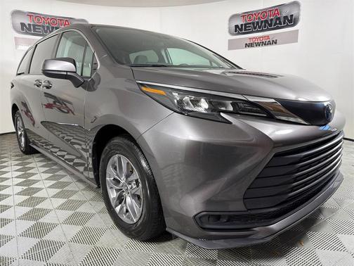 2024 Toyota Sienna LE