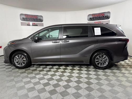 2024 Toyota Sienna LE