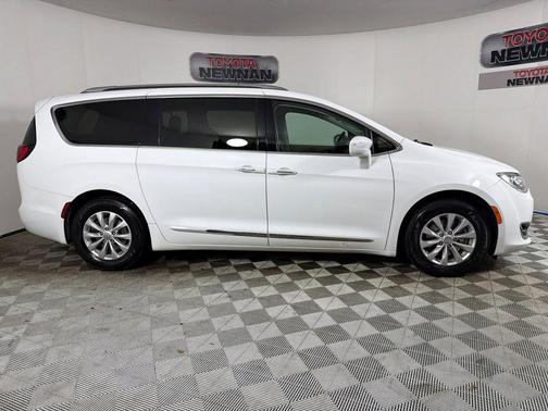 Bright White Clearcoat 2019 Chrysler Pacifica Touring L