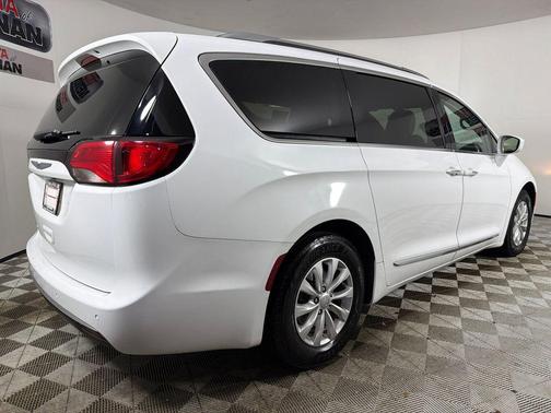 Bright White Clearcoat 2019 Chrysler Pacifica Touring L