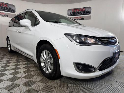 Bright White Clearcoat 2019 Chrysler Pacifica Touring L