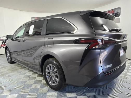 2024 Toyota Sienna LE