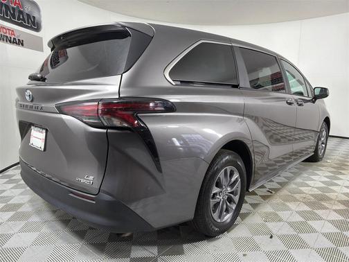 2024 Toyota Sienna LE