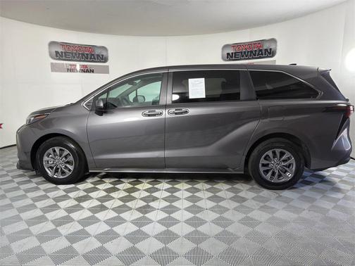 2024 Toyota Sienna LE