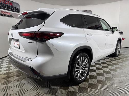 2025 Toyota Highlander Hybrid Platinum