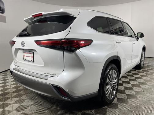 2023 Toyota Highlander Platinum